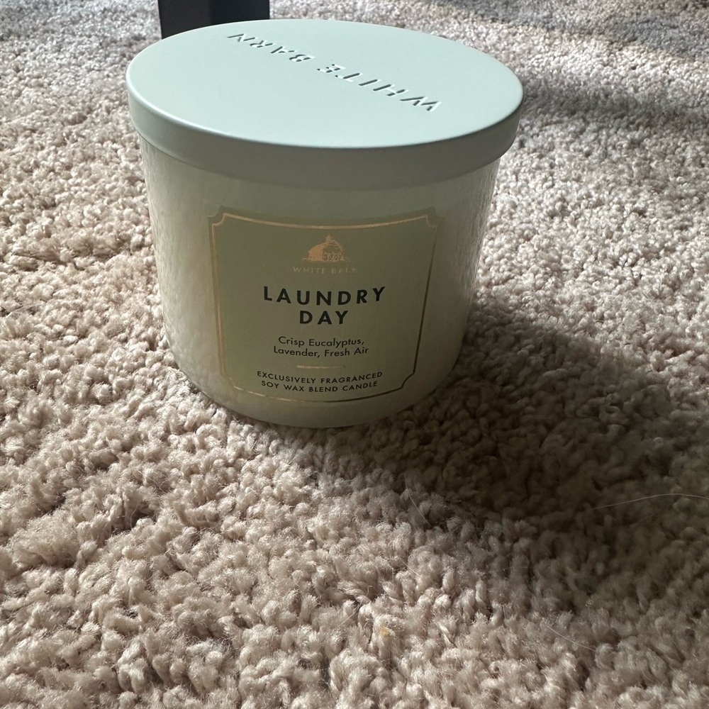 White Barn Laundry Day Candle - Soft Mint